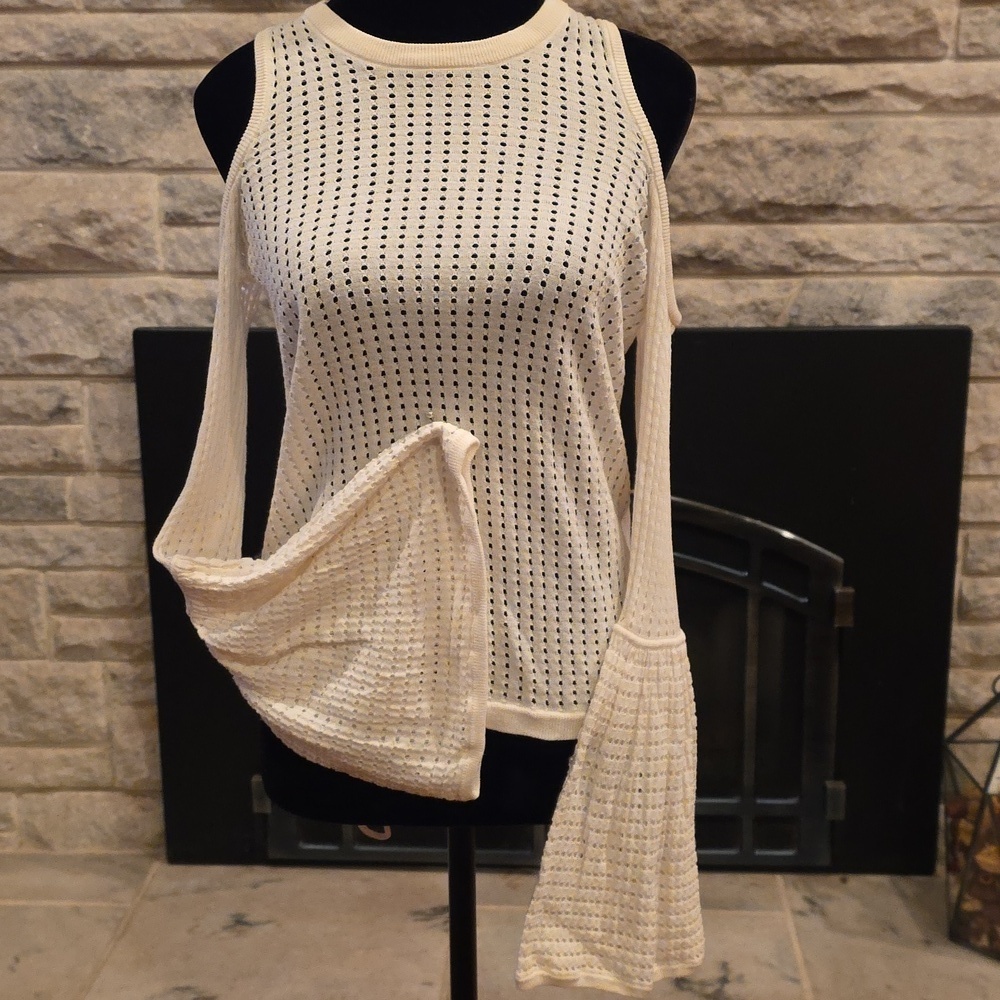 BCBG Designer Cream Eyelet Cold Shoulder Top. Size Extra Small